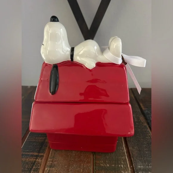 Rae Dunn Peanuts Snoopy Ceramic Dog House Canister 2025 75th Anniversary NEW - Picture 4 of 9